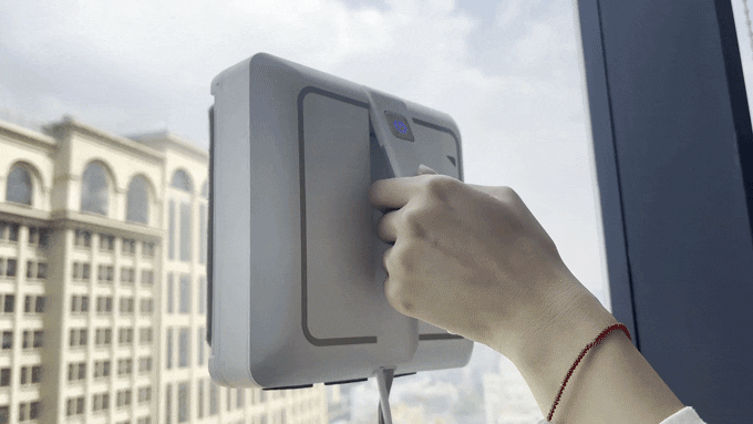 自動で窓がきれいになる!床や壁にも使える掃除ロボット「rophier」