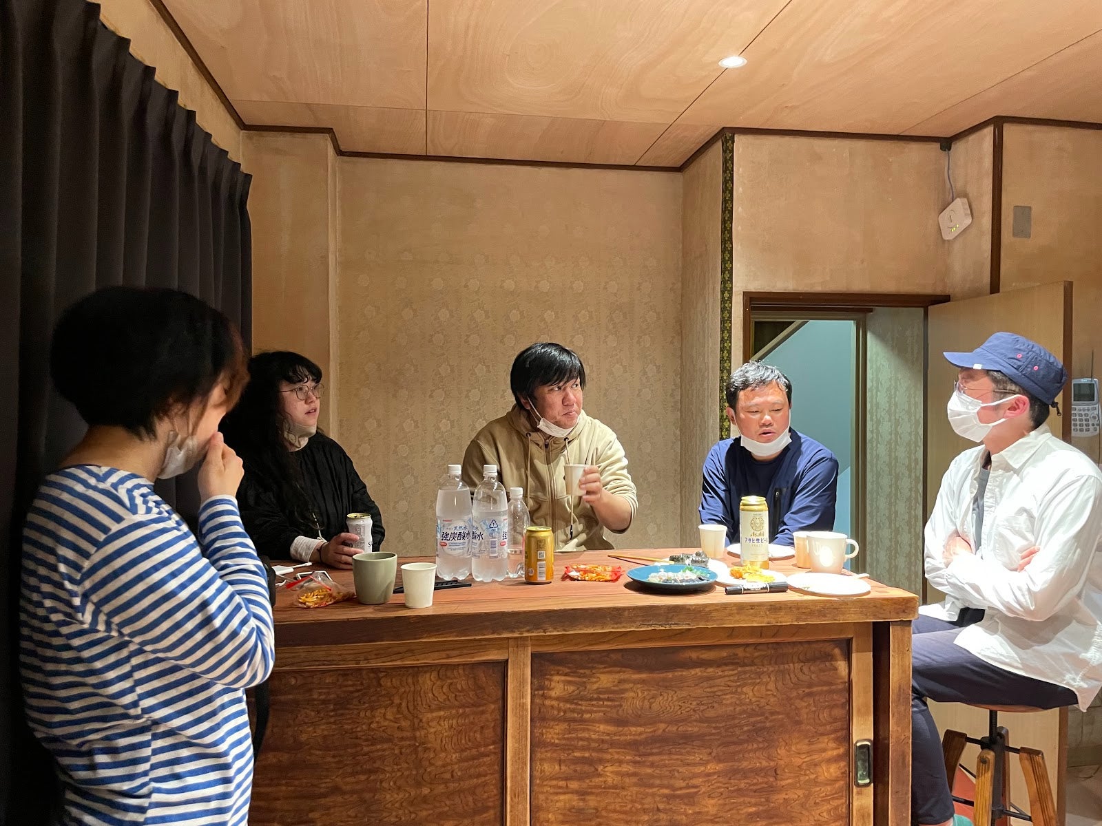 (カウンターテーブルの立ち飲み居酒屋感がいいですね)