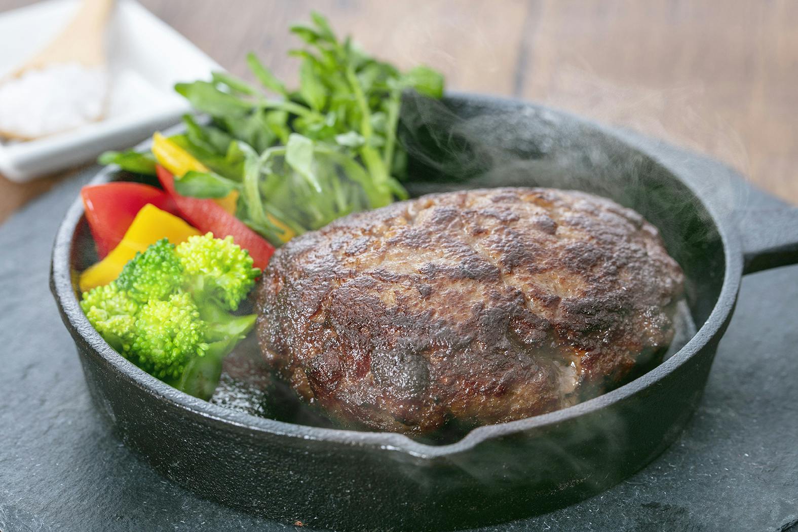 老舗肉屋厳選！和牛共進会団体優勝の鹿児島黒牛100％ハンバーグ！かごしま黒豚も！ - CAMPFIRE (キャンプファイヤー)