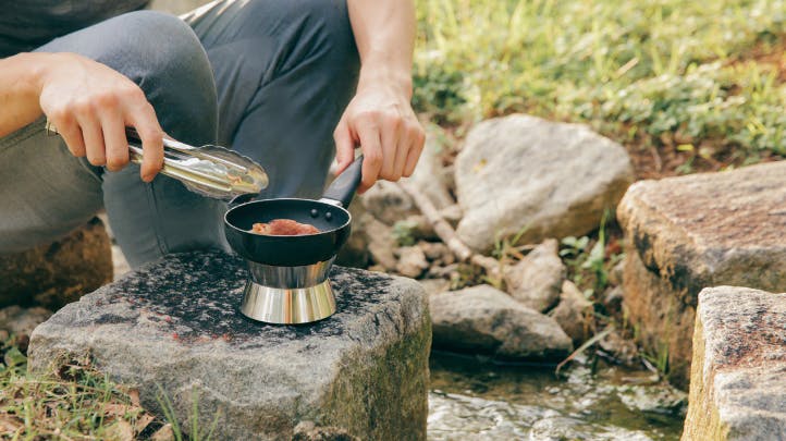 冒険心をくすぐる逸品 洗練された機能性ポケットストーブ【Ember Stove