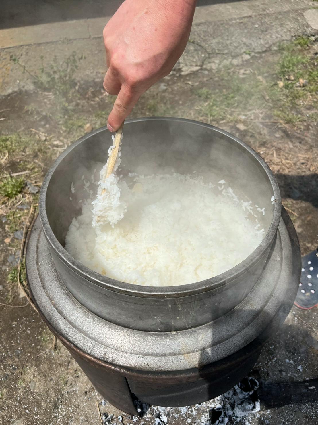 羽釜で炊き上がったご飯の写真