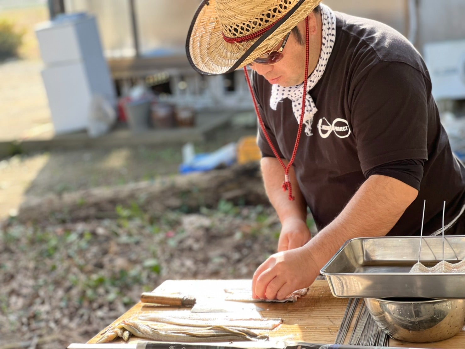 村長がうなぎを捌いている写真