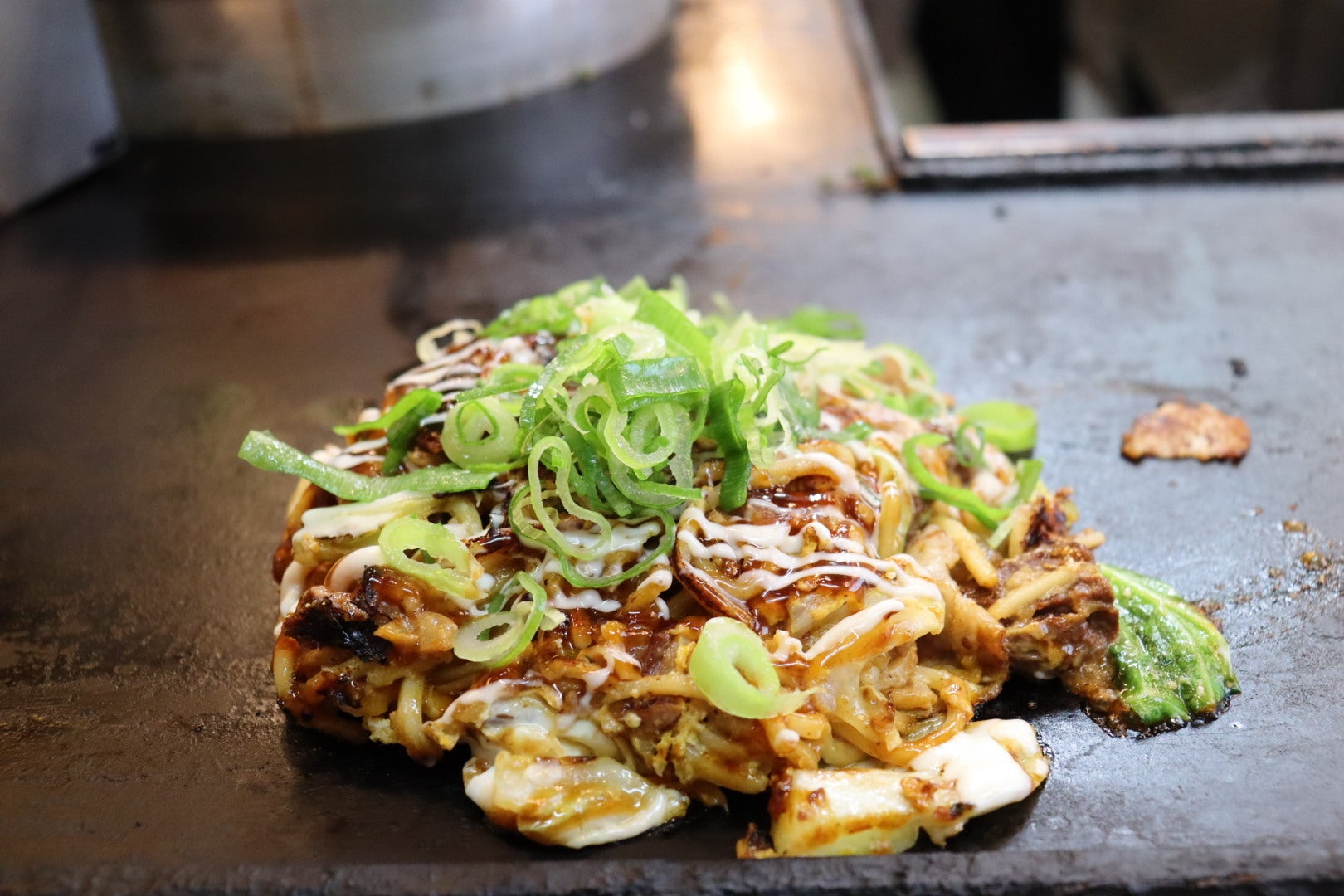 神戸の焼きそばの写真です。こってりとしたソースの味付けと具材が最高でした。