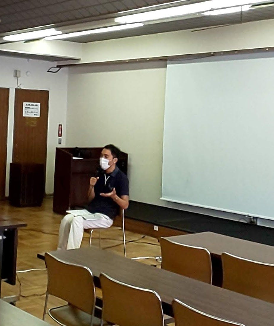 ミニトークイベントにて、宍戸監督が椅子に座りながら話している様子。
