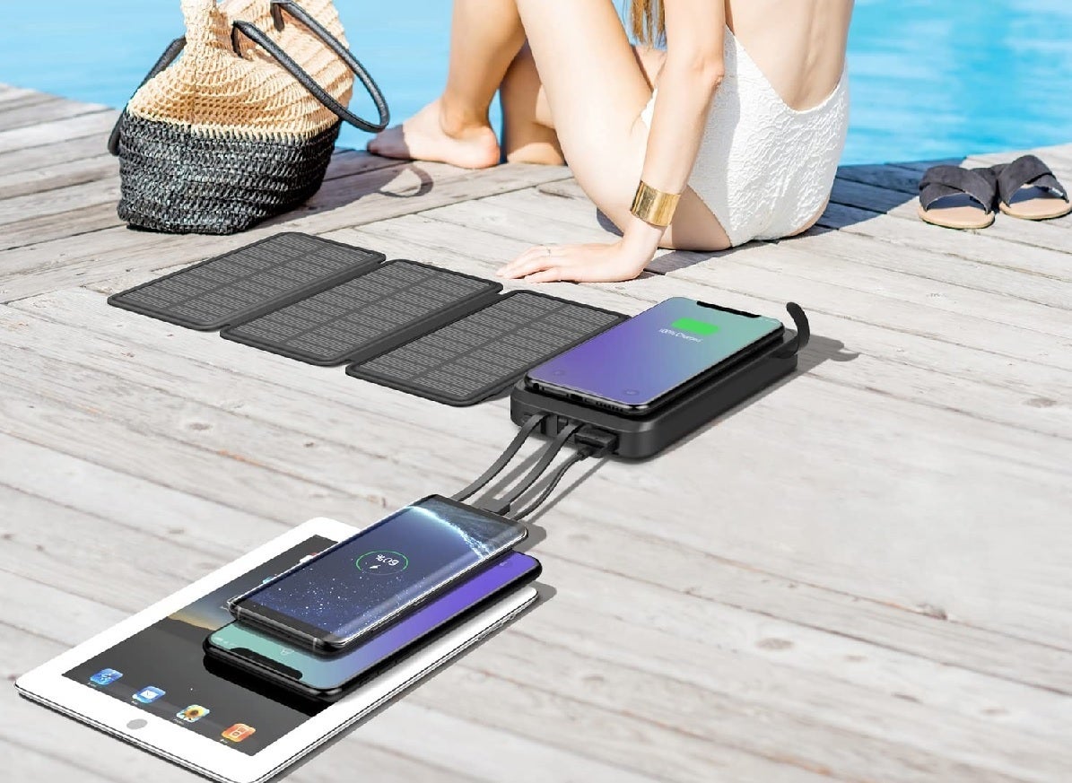 ソーラーパネル4枚、接続ケーブル3本を内蔵。本機だけでスマホ電源の