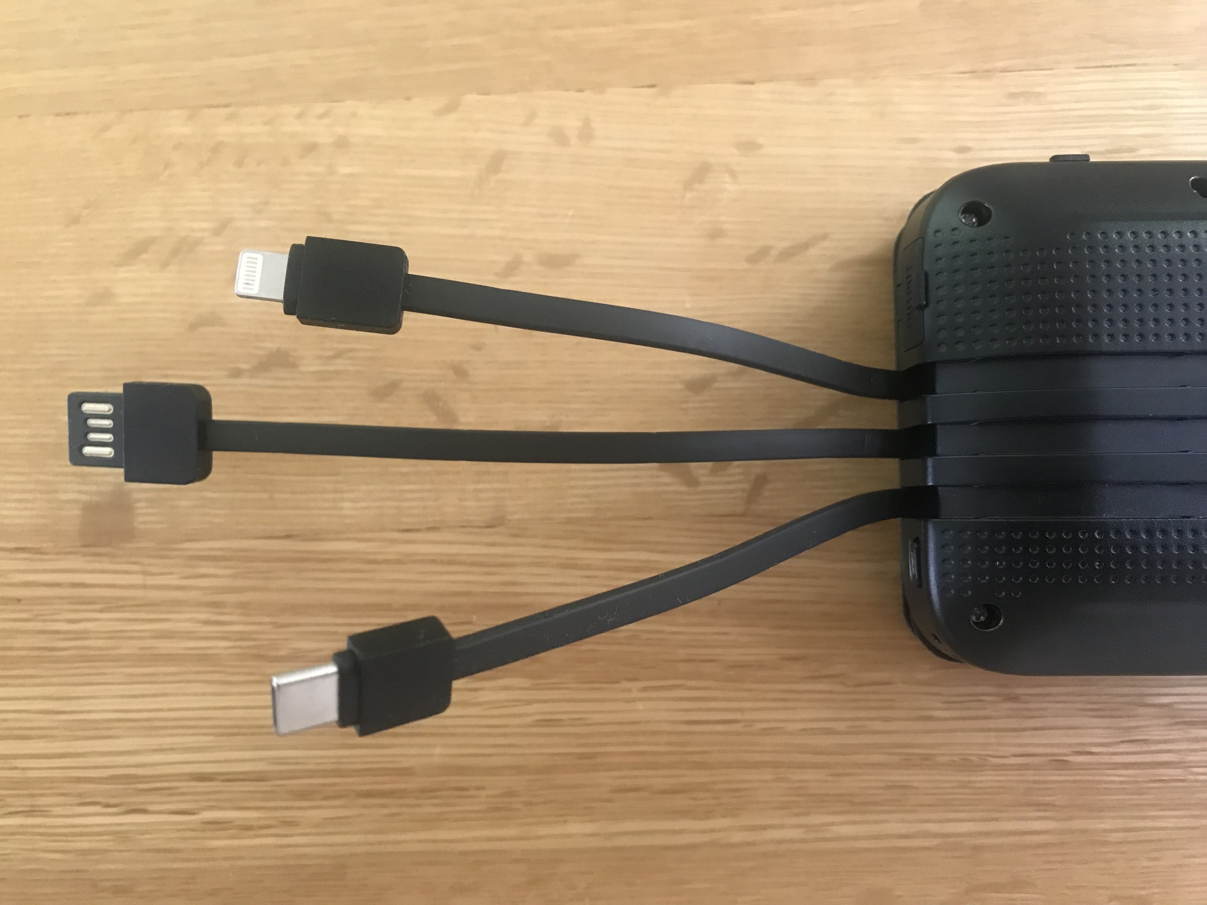 購入できます 最新の高効率ソーラーパネル4枚搭載♪❤3台同時充電OK