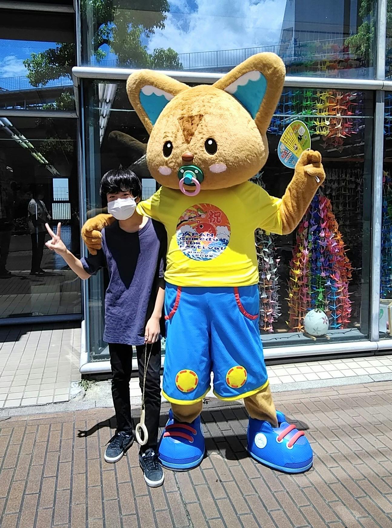 ピースサインの子供の肩を抱くジェイキー 「夢を共に歩もう!」