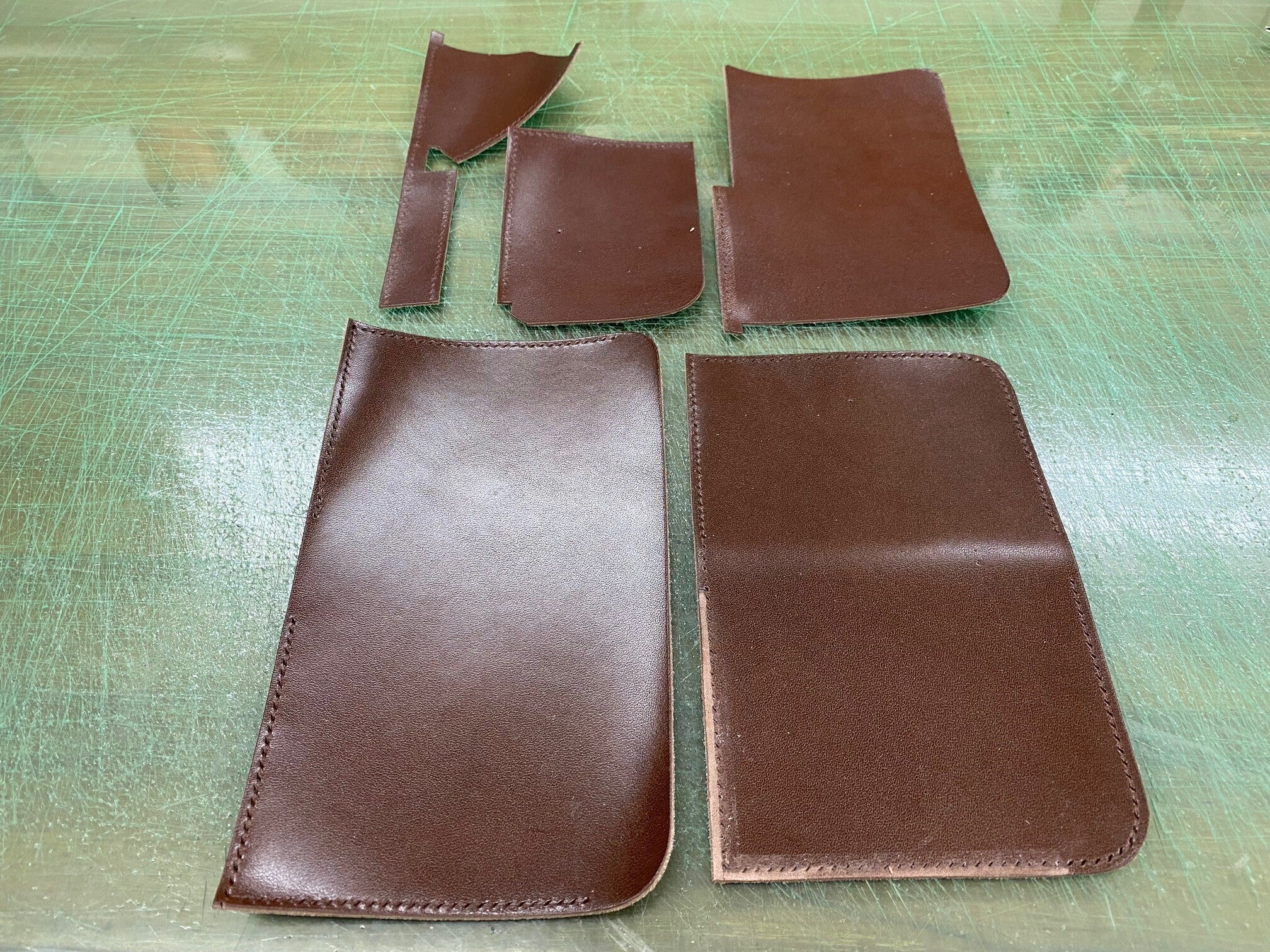 縫い穴をあけた革