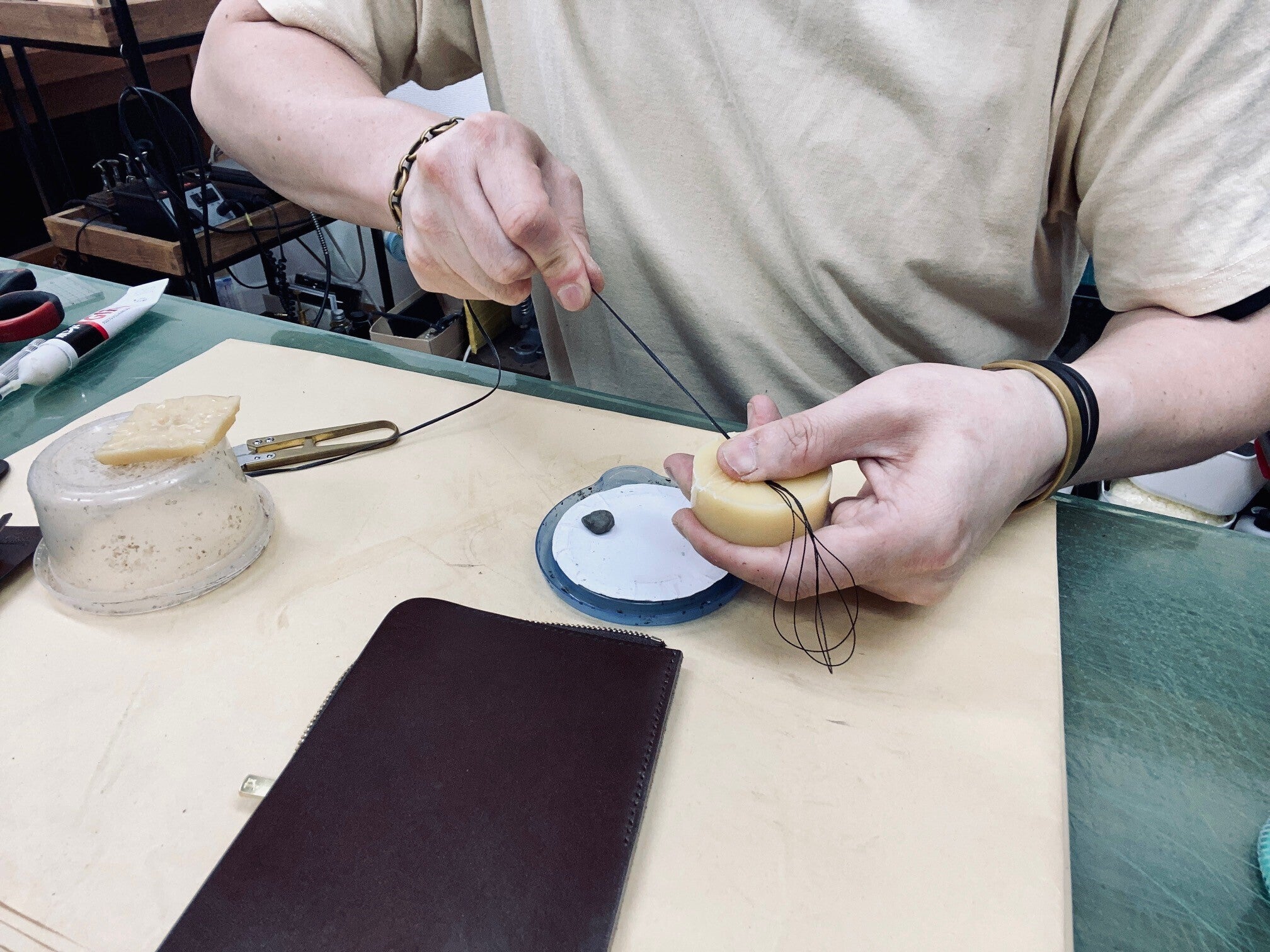 糸の蝋引きの様子