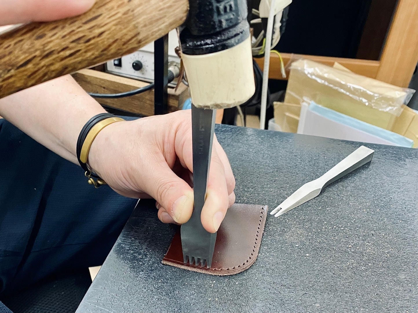 菱目打ちの作業の様子