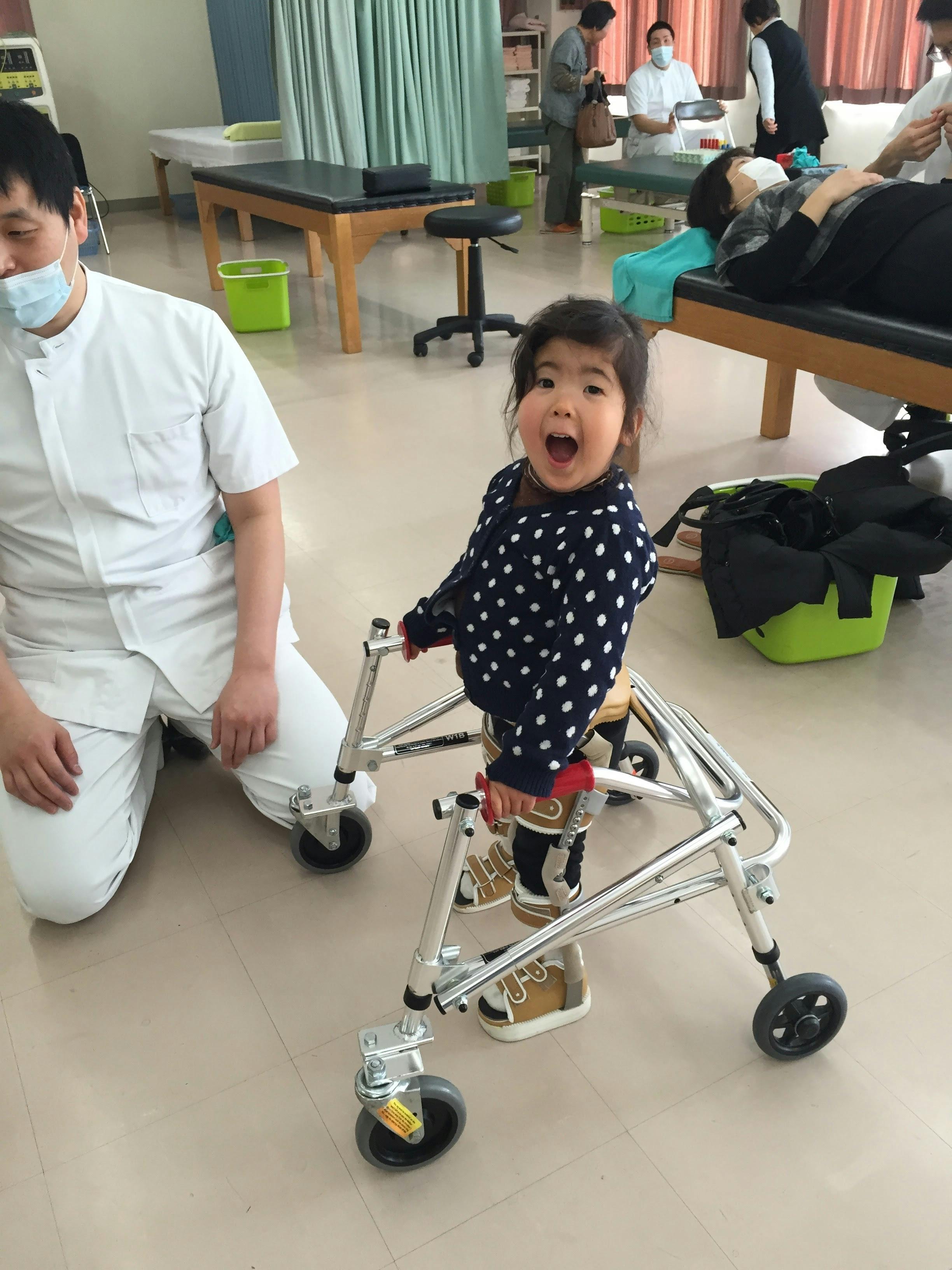 二分脊椎症の娘に 足漕ぎ車椅子で 自信と体力を付けさせたい Campfire キャンプファイヤー 二分脊椎症の娘に 足漕ぎ車椅子で 自信と体力を付けさせたい Campfire キャンプファイヤー