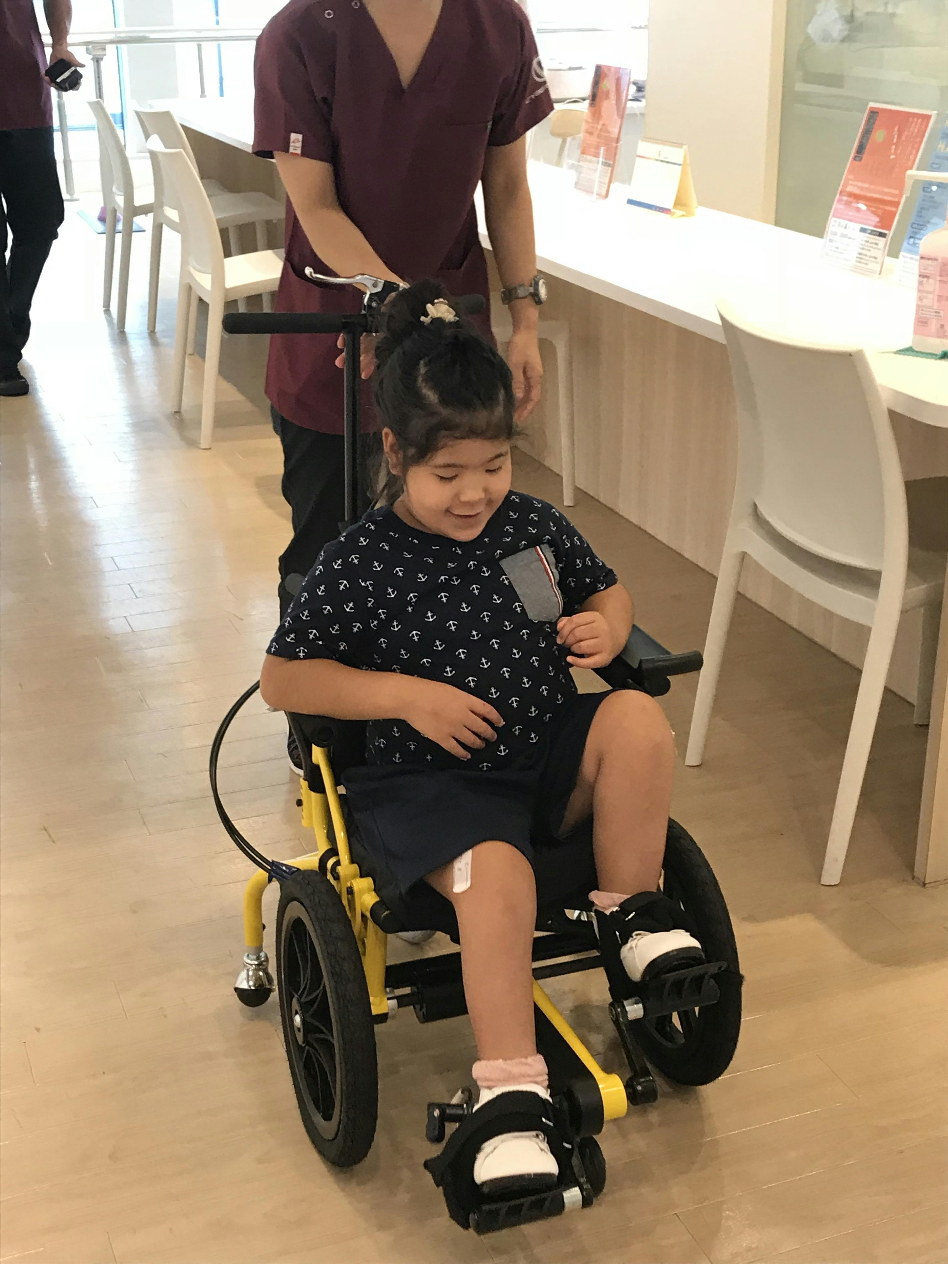 二分脊椎症の娘に 足漕ぎ車椅子で 自信と体力を付けさせたい Campfire キャンプファイヤー 二分脊椎症の娘に 足漕ぎ車椅子で 自信と体力を付けさせたい Campfire キャンプファイヤー