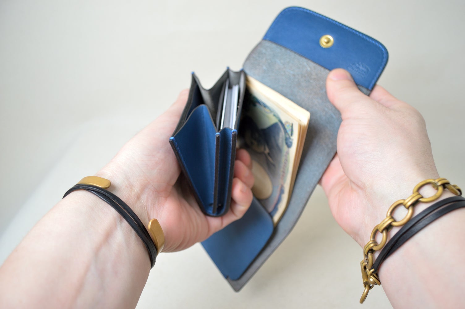 財布を両手で持ってる画像