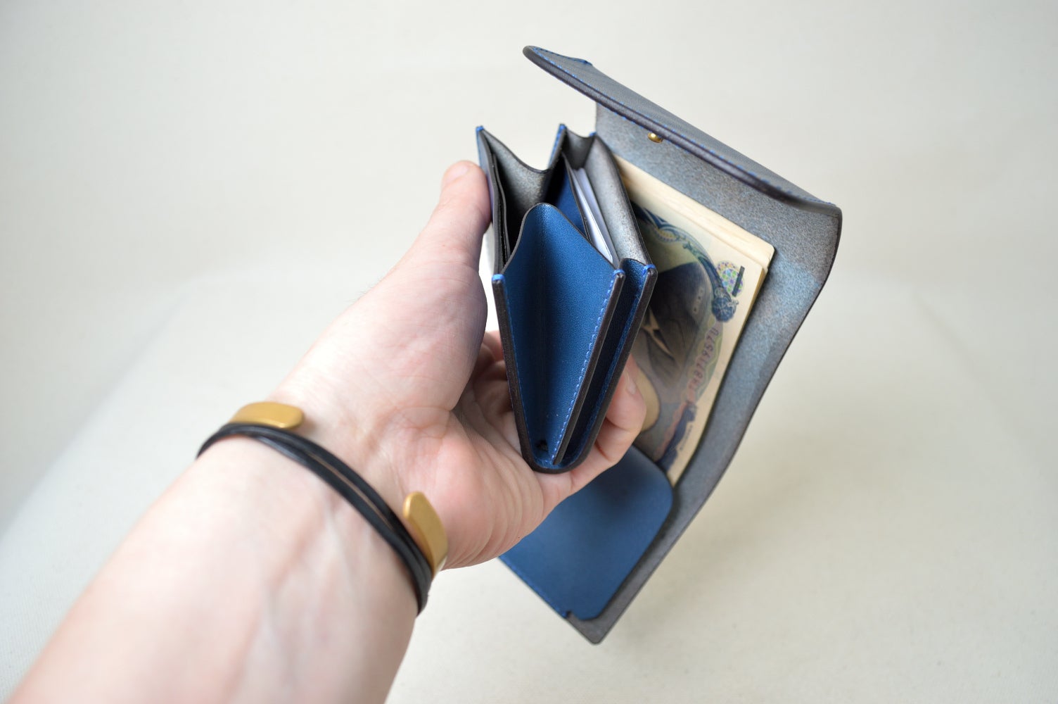 利き手ではない方の手で持ってる画像