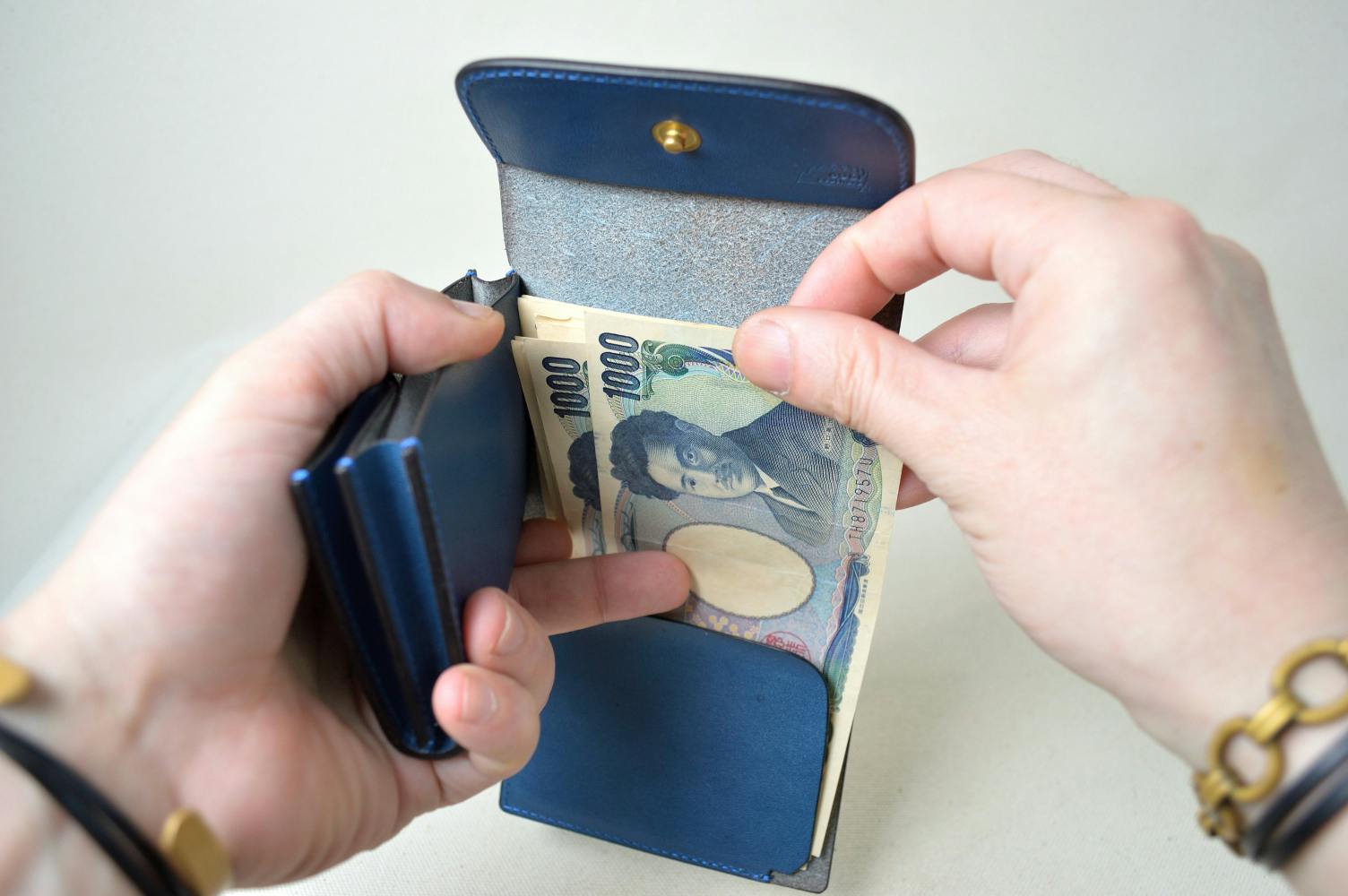 財布のお札の取り出し方の画像