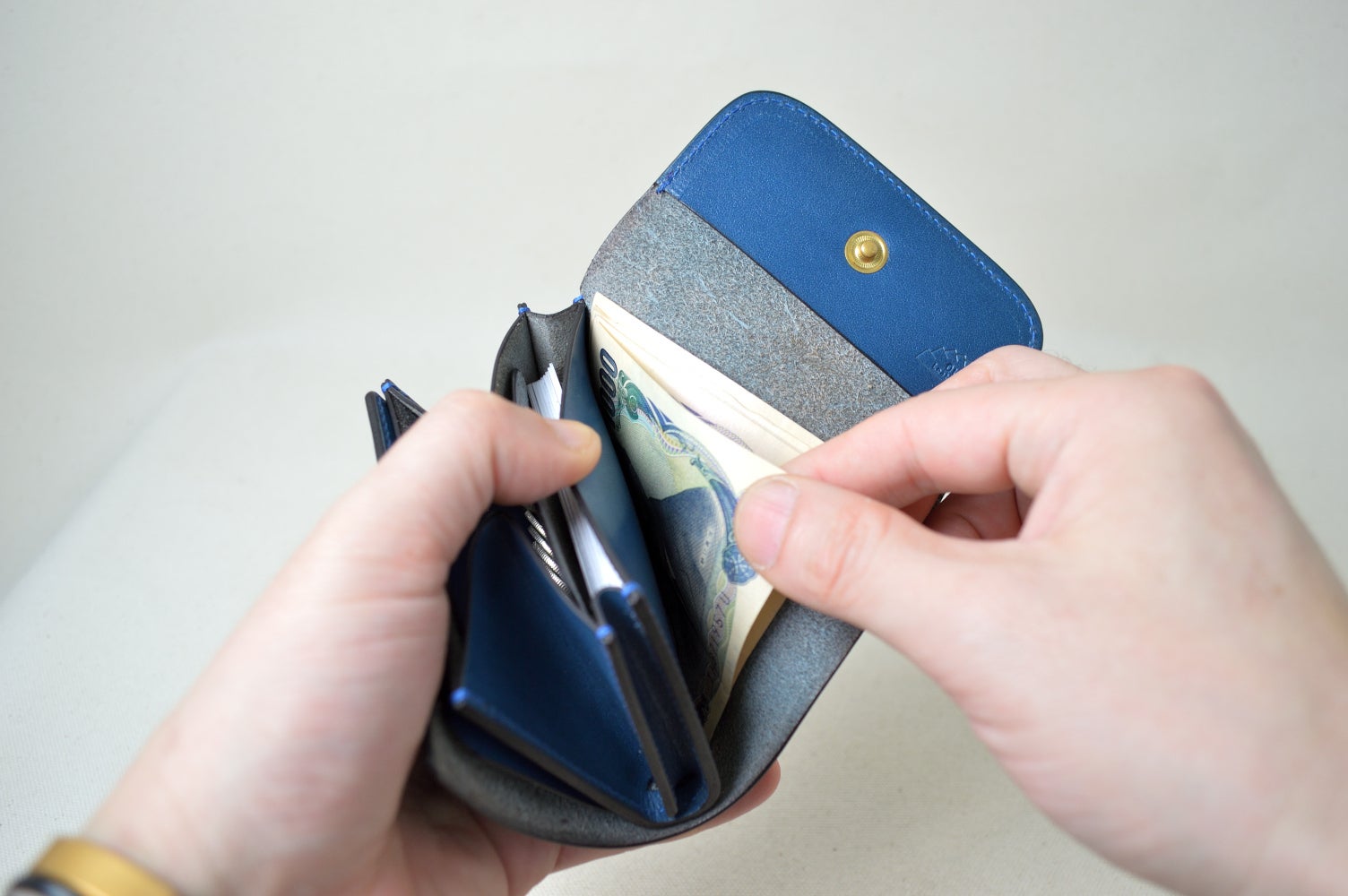 お札を抜き出すときの画像