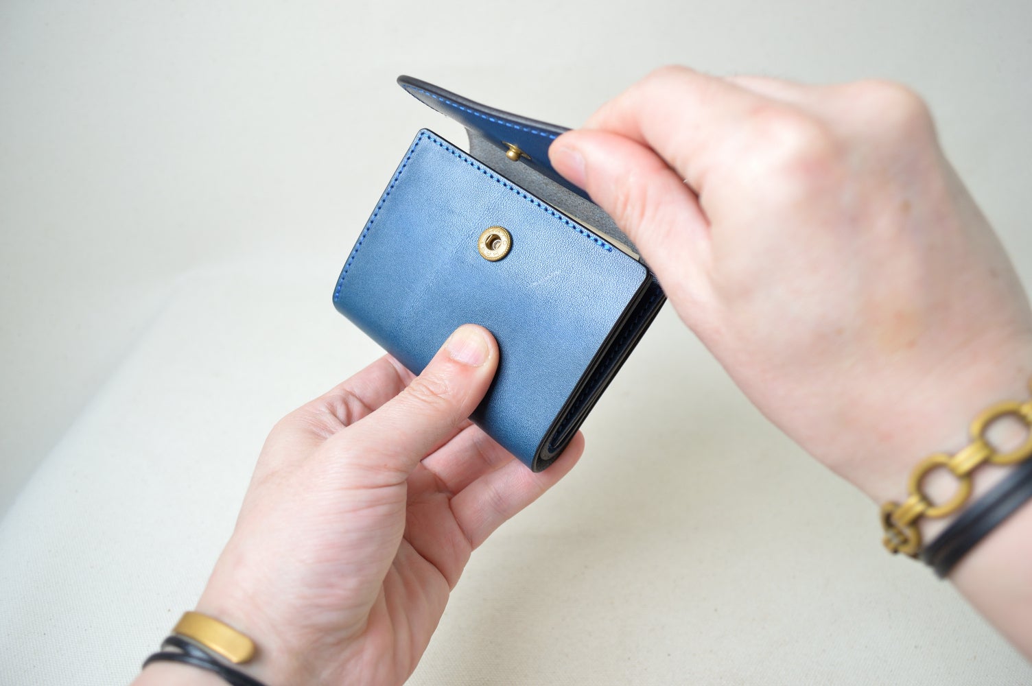 財布のホックを外した時の画像