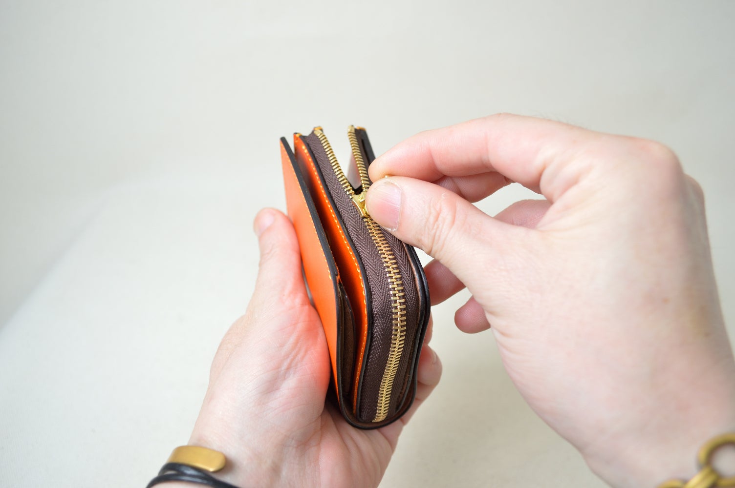 財布のファスナーを開いてる画像