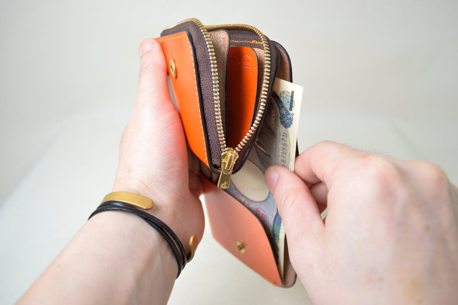 財布のお札を取り出すときの画像