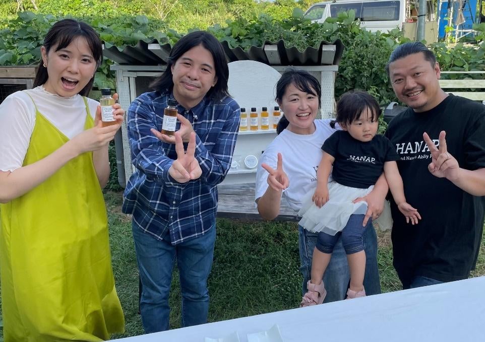 草の上に立っている子供たち
自動的に生成された説明