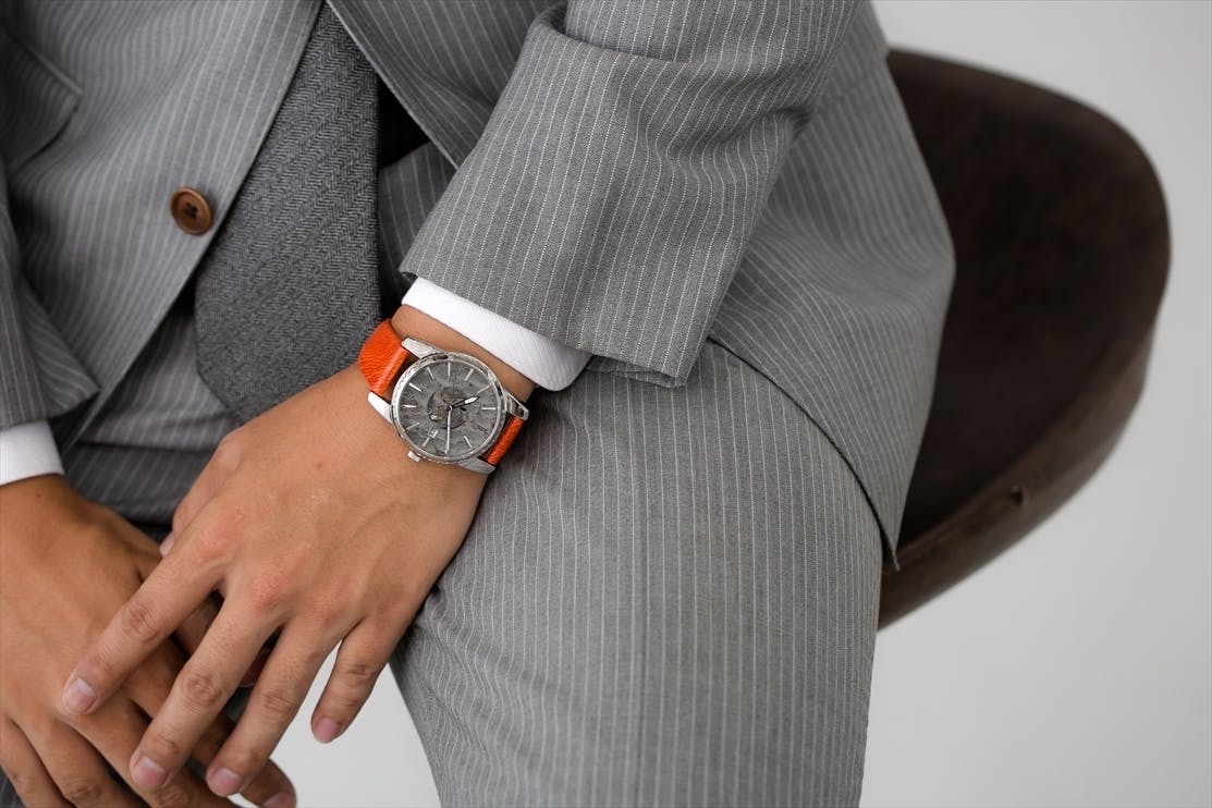 その腕時計は刃物から生まれる。ダマスカス鋼プラス自動巻き腕時計