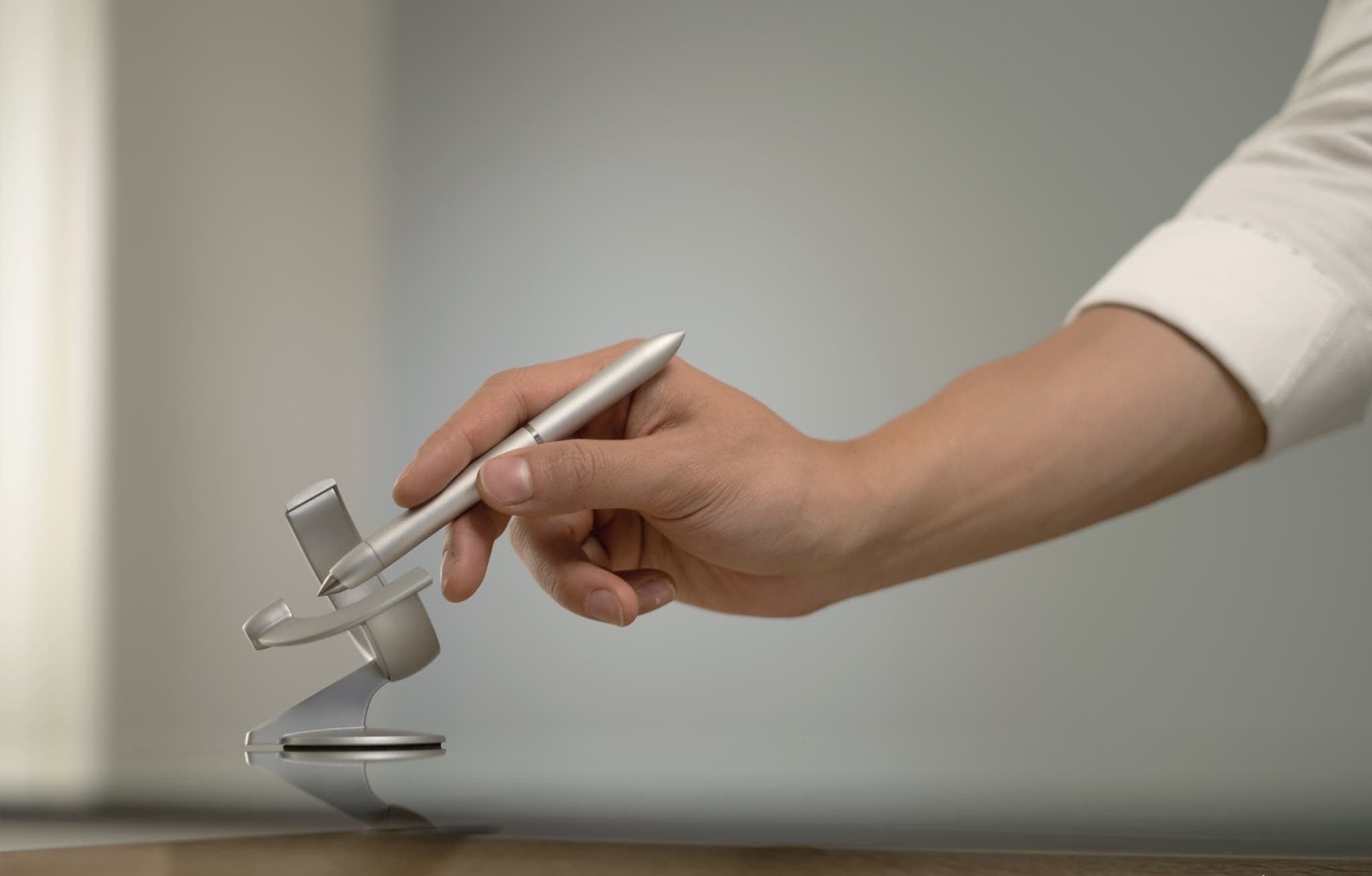 Vs 重力「無重力」を実現した磁力筆記具｜HOVERPEN 60° | クラウド