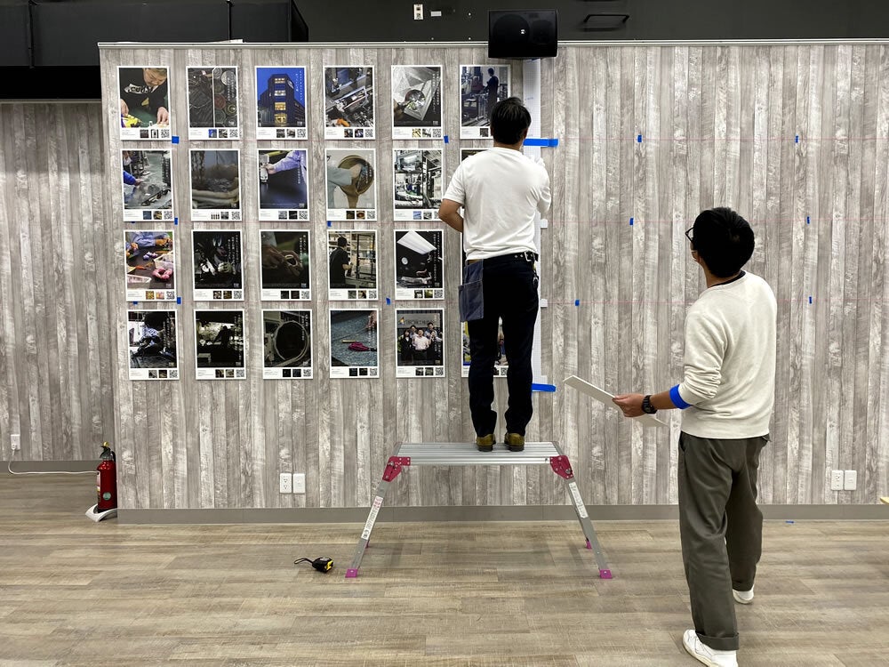 参加企業各社の「ポップ飾り付け」 をしてくださる運営関係者の方々