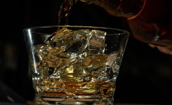 沖縄で創業139年の酒造が挑む、泡盛16年古酒による「奇跡の樽熟成