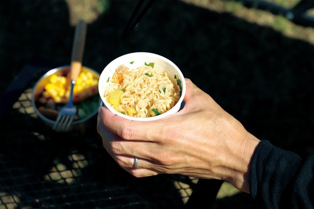 外で食べるご飯ってこんなに美味しいの！？ カップ麺クッカー