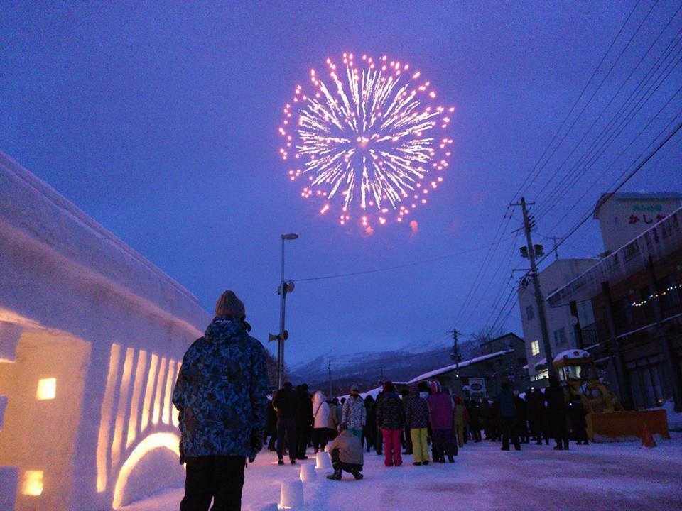 400年の宿場町、月山志津温泉の幻想的な雪旅籠の街並みを「冬の花火