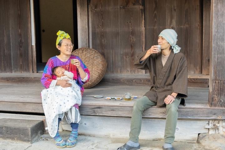 建物, 人, 屋外, 座る が含まれている画像

自動的に生成された説明