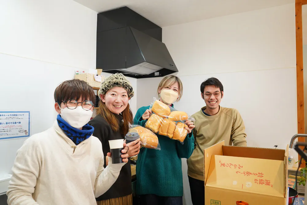 アンドリュー君にブラジルバーガーを作ってもらうコワーキングスペース今プラス スタッフさん