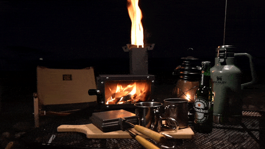炎を見ながら料理を楽しむ。手軽に持ち運べてテーブルにも置ける「ミニ薪ストーブ」