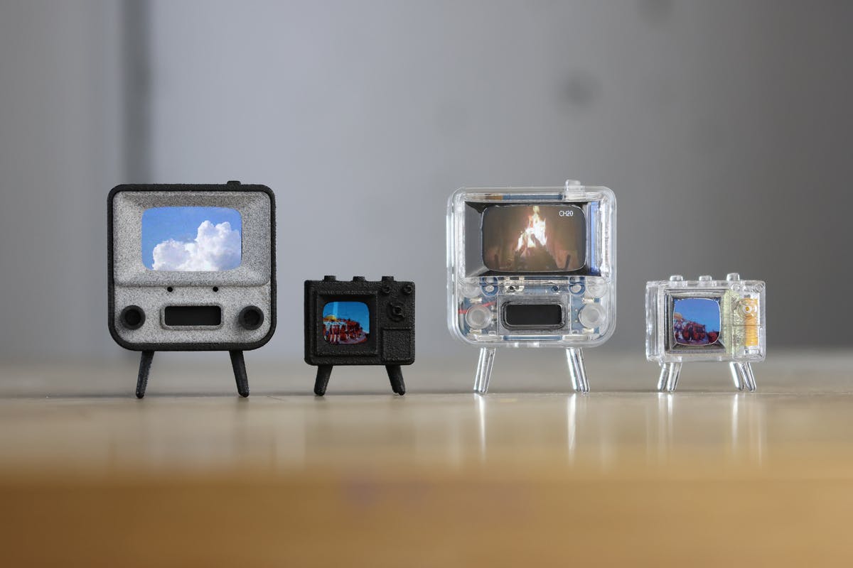 指先サイズなのにちゃんと映る！ ミニチュアテレビ「TinyTV 2/Mini