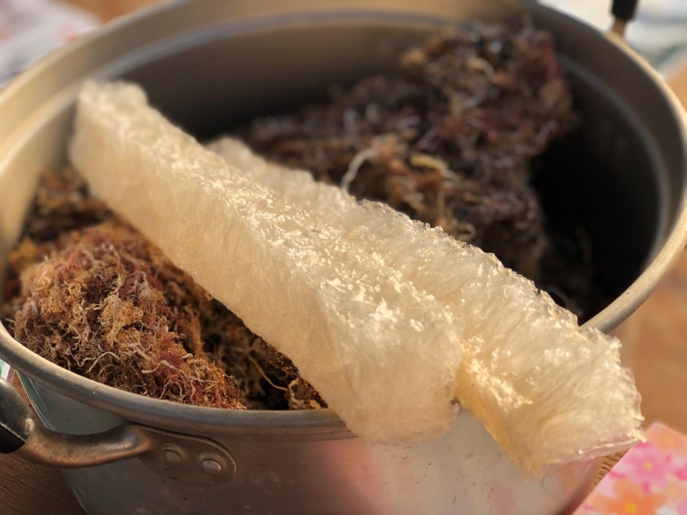 皿の上の食べ物
自動的に生成された説明