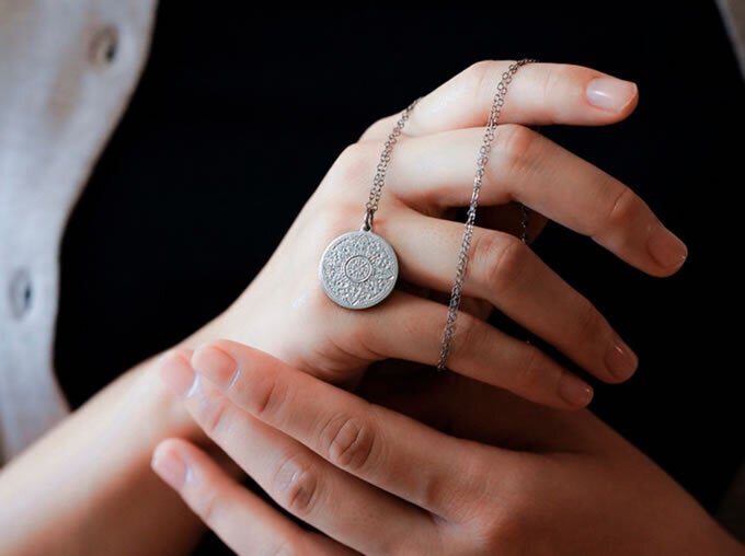 チタンに繊細美を彫刻した「天（Heaven）」