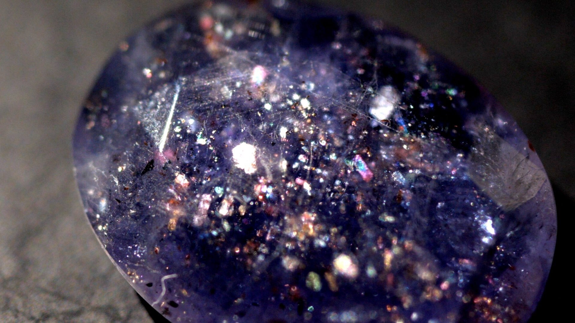 宝石の中の星空。ブラッドショットアイオライトの神秘的な世界