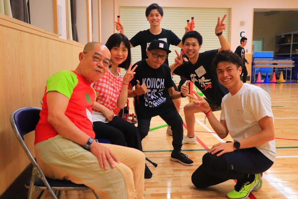 人, 屋内, 座る, 子供 が含まれている画像
自動的に生成された説明