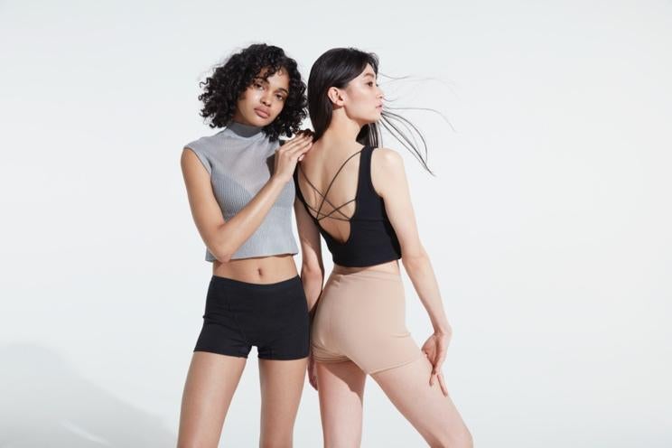 下着姿で立っている女性 
自動的に生成された説明