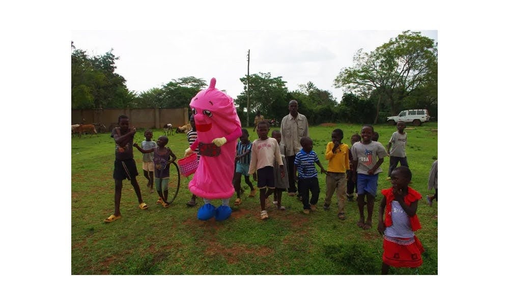 青年海外協力隊としてケニアで考案した「コンドマスター」というキャラクター