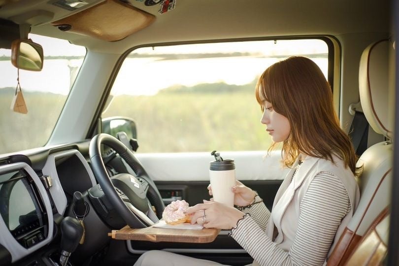 【ほぼ未使用】木製アンティーク調 折りたためる車載デスク（PCサイズ） もう誰にも邪魔されない自分だけの秘密基地！移動できる書斎｜車載