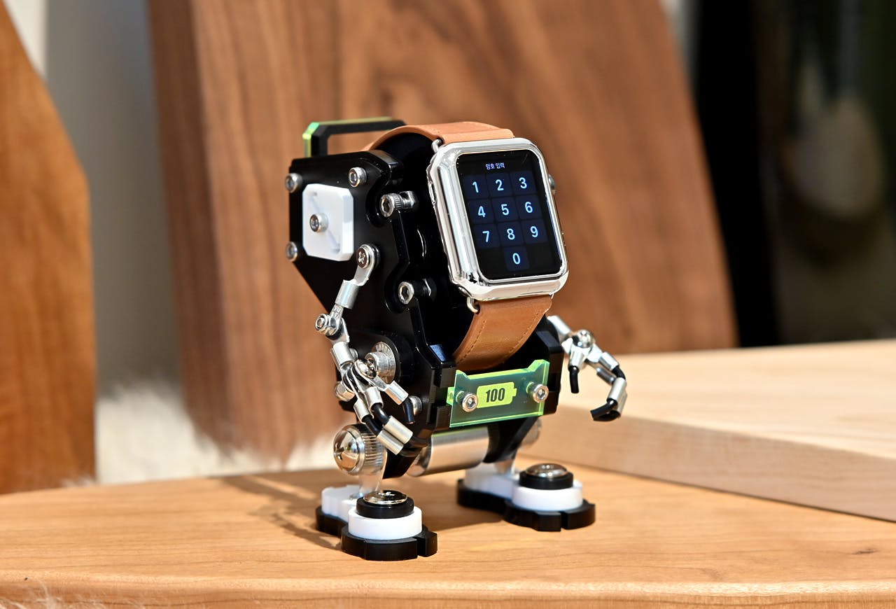 Apple Watchが近未来ロボットに変身!?心を鷲掴みにするウォッチ