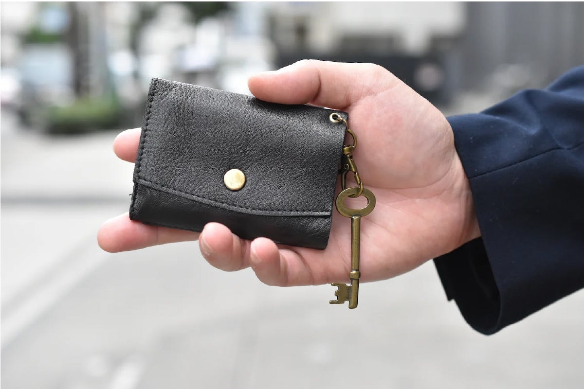 カードサイズに折り畳む「極小財布」人気の整理整頓革財布 TIDYを最小 
