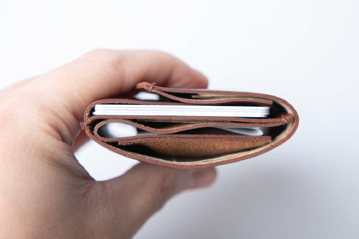 カードサイズに折り畳む「極小財布」人気の整理整頓革財布 TIDYを最小