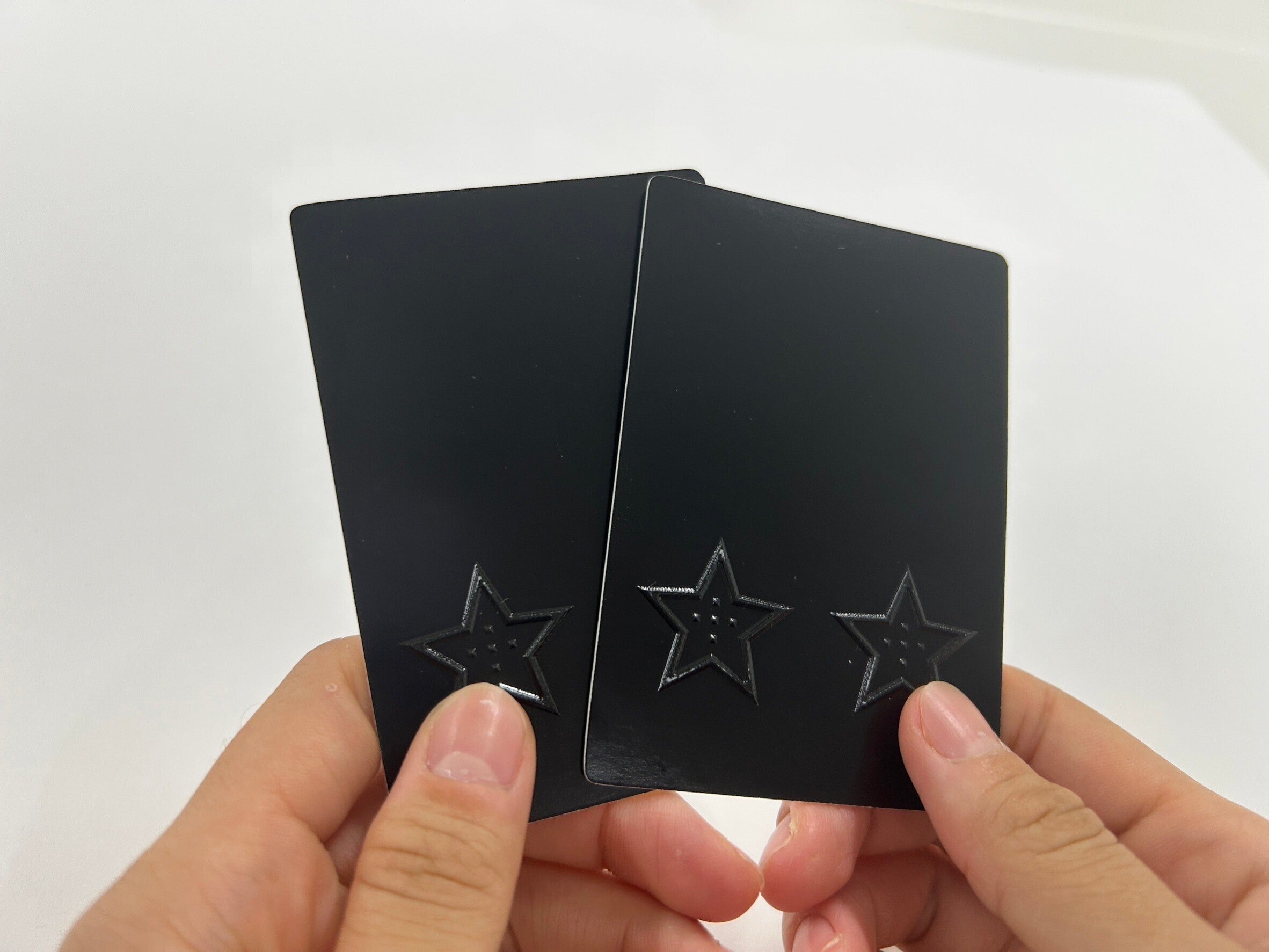 ざらざらの星2枚を触っている様子