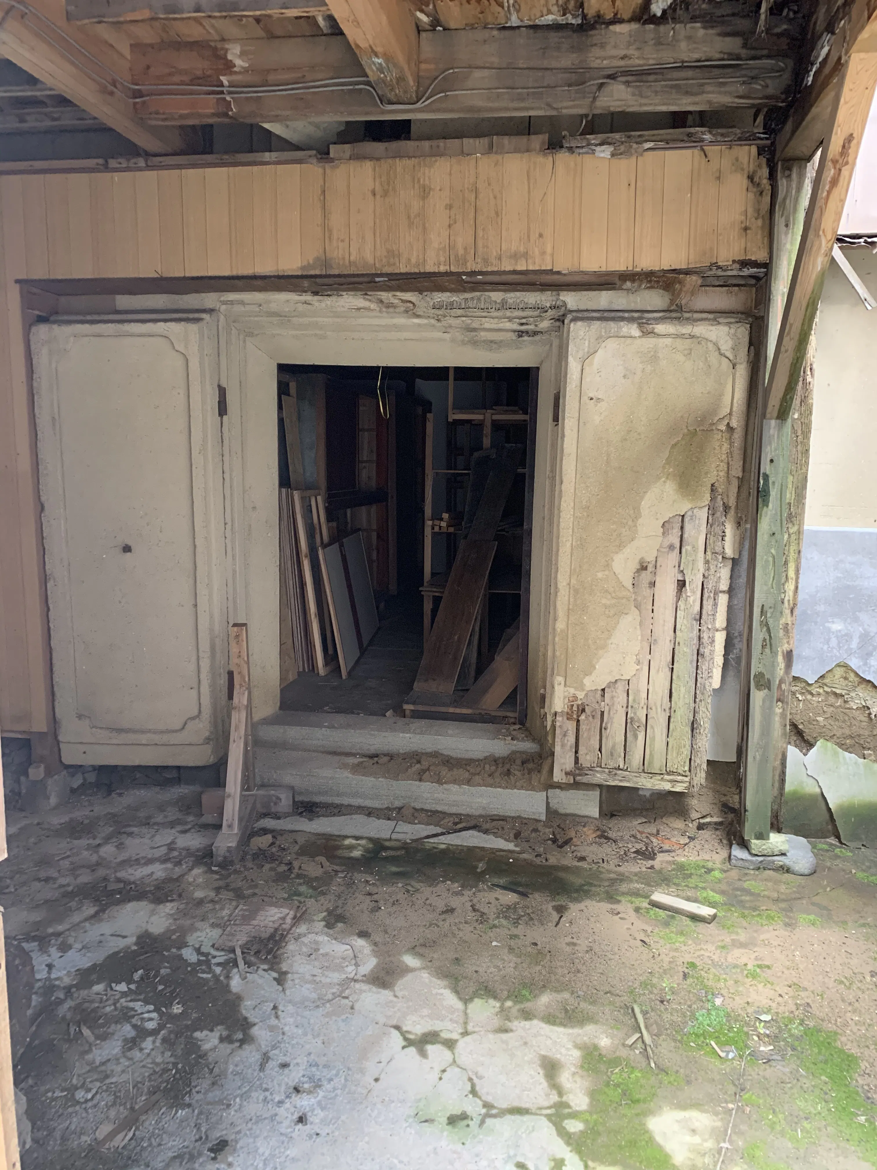改装前の蔵の入り口のボロボロの扉の写真