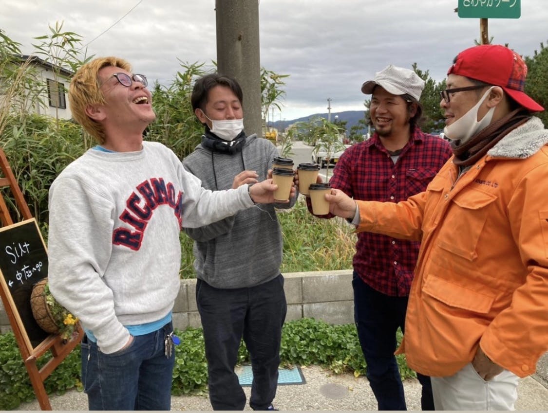 オーナーの伊藤と常連さん３人がコーヒーで乾杯している写真