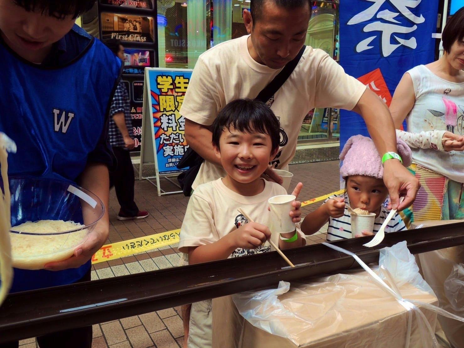 人, 子供, 室内, 食べ物 が含まれている画像  自動的に生成された説明