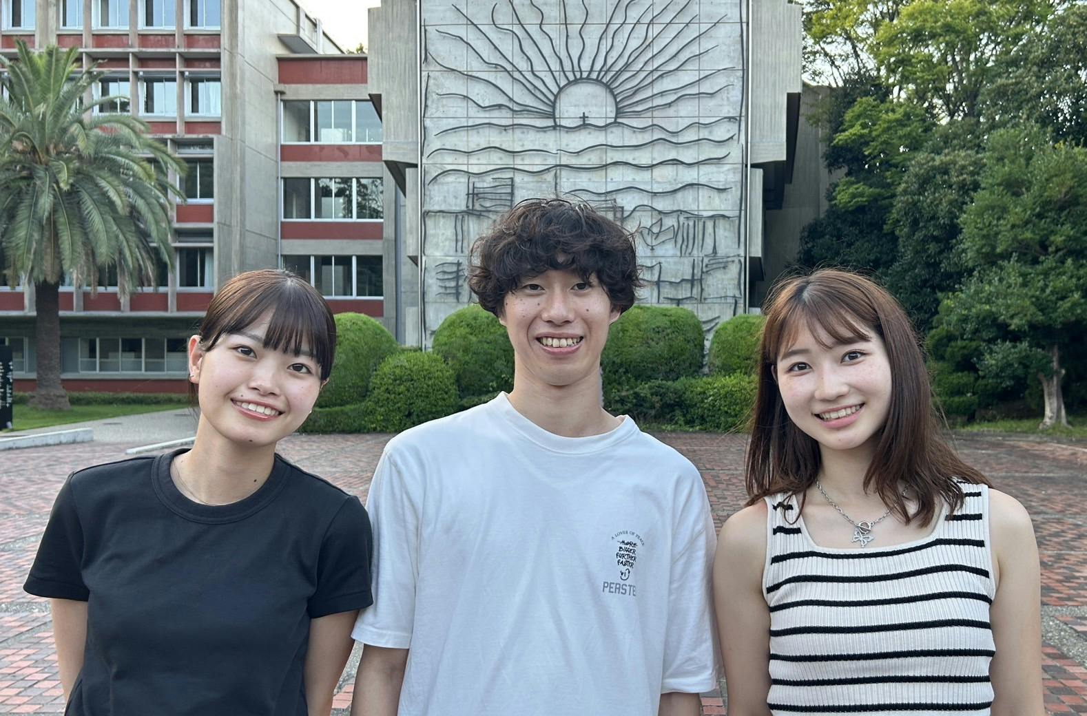 南山大学経営学部４年の３名の写真