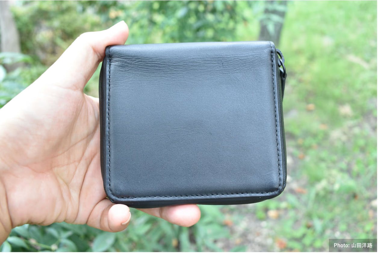 お手入れ不要の本革財布。「撥水ミニマルウォレット」を試してみた